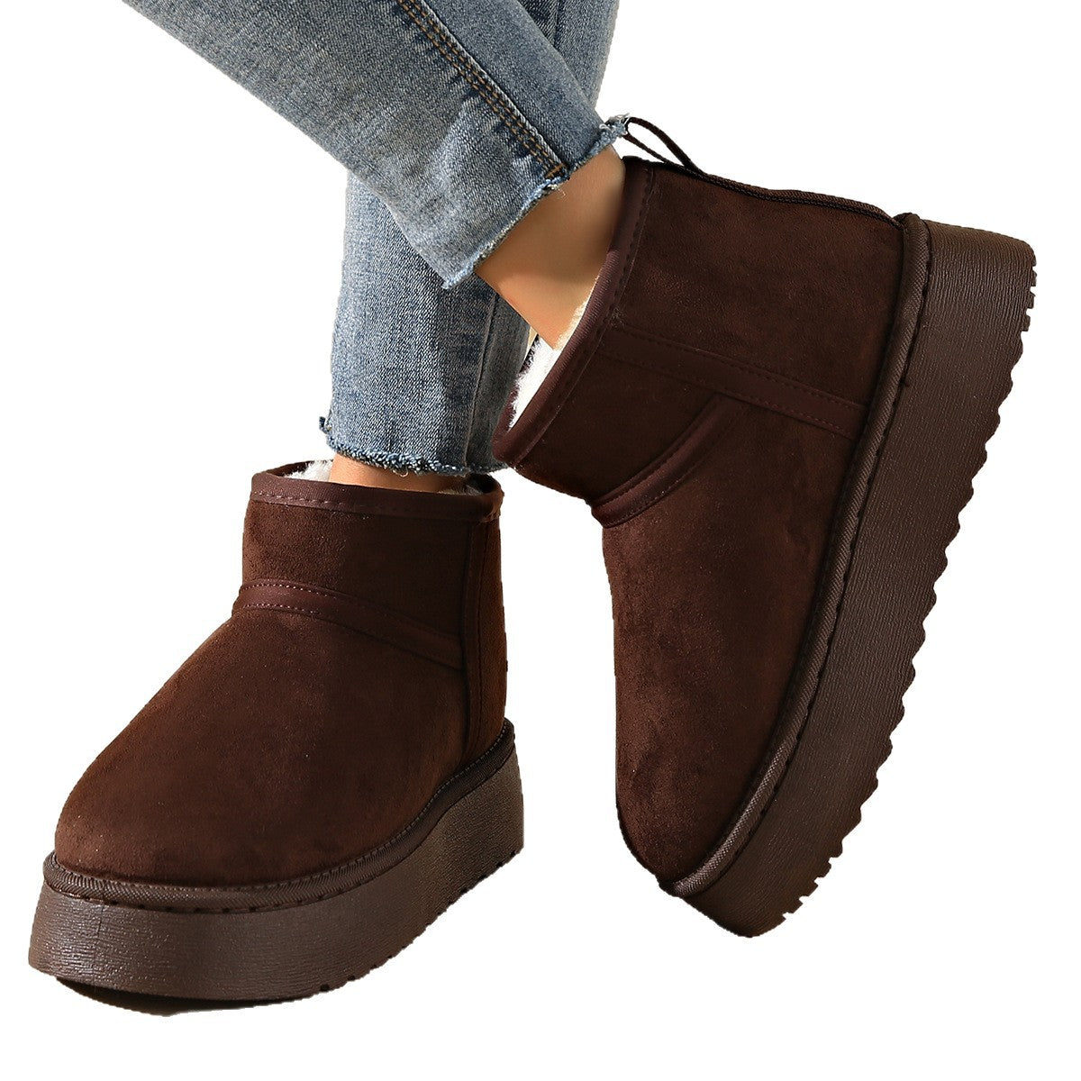 Fleece-lined Thick-soled Outdoor Shoes With Integrated Leather And Fur For Warmth.