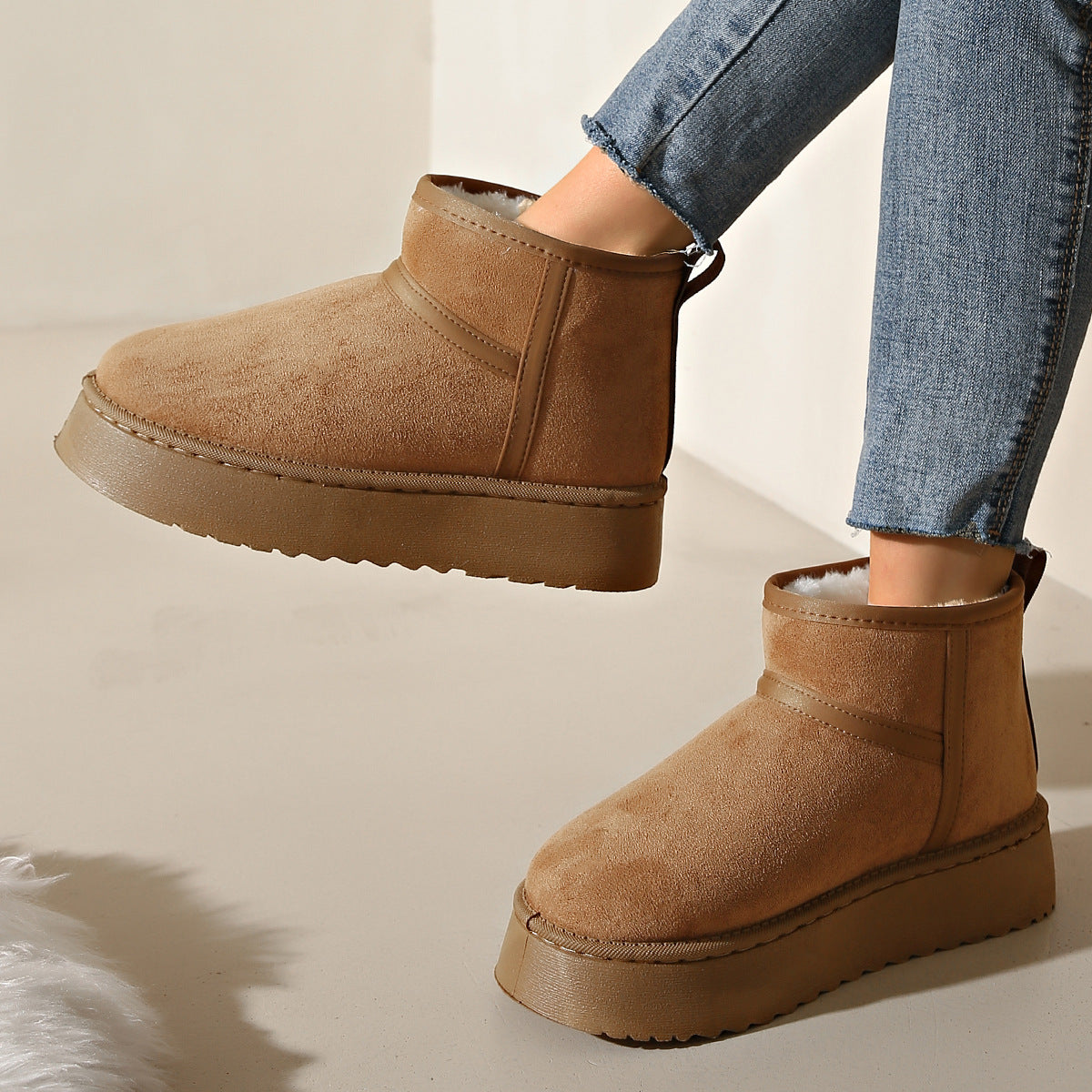 Fleece-lined Thick-soled Outdoor Shoes With Integrated Leather And Fur For Warmth.